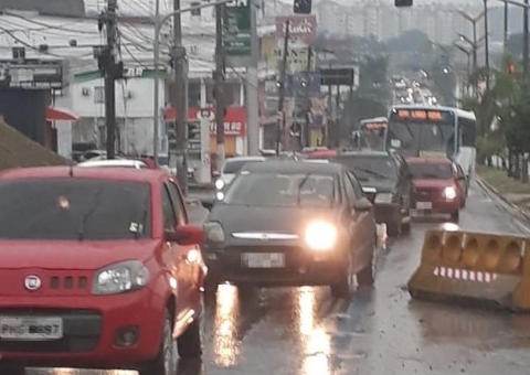 Domingo de eleição tem chuva constante e pontos de engarrafamento em Manaus