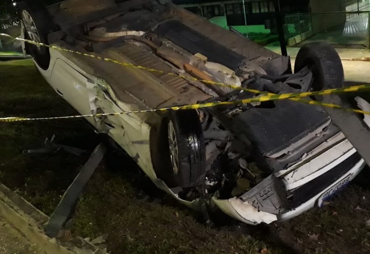 Motorista perde controle e colide violentamente com muro da UEA em Manaus