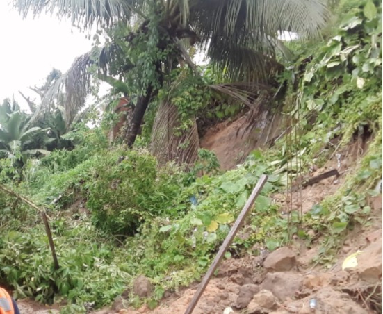 Barranco desmorona durante madrugada chuvosa em Manaus 