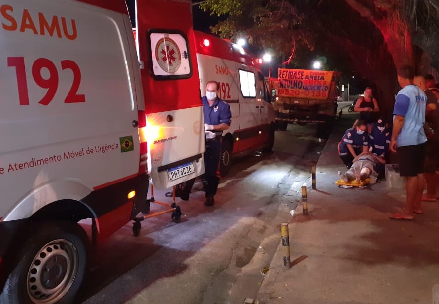 Motorista foge após atropelar motociclista e pedestre em Manaus