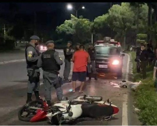 Garoto de 14 anos morre ao pegar moto escondido e sofrer acidente em Manaus