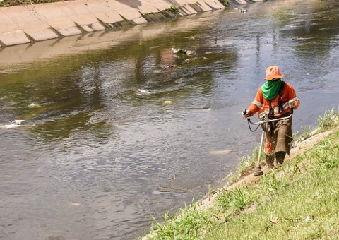 Prefeitura leva serviços de limpeza em igarapés de Manaus