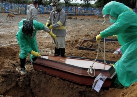 Às vésperas do Natal, 14 pessoas morreram de covid-19 em Manaus