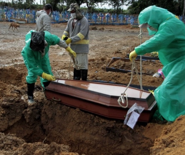 Às vésperas do Natal, 14 pessoas morreram de covid-19 em Manaus