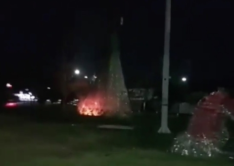 Vídeo: Vândalos ateiam fogo em árvore de Natal gigante montada em Manaus