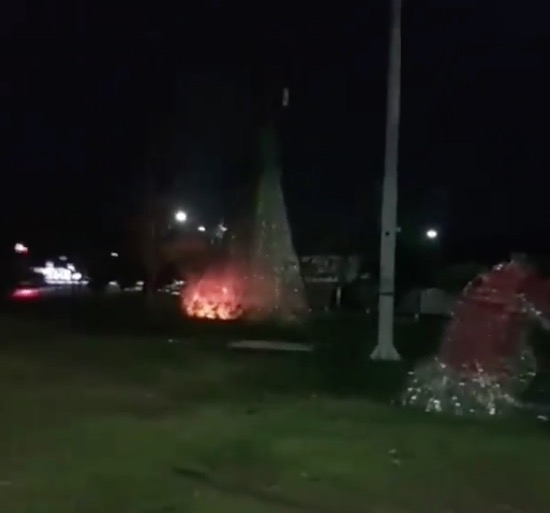 Vídeo: Vândalos ateiam fogo em árvore de Natal gigante montada em Manaus