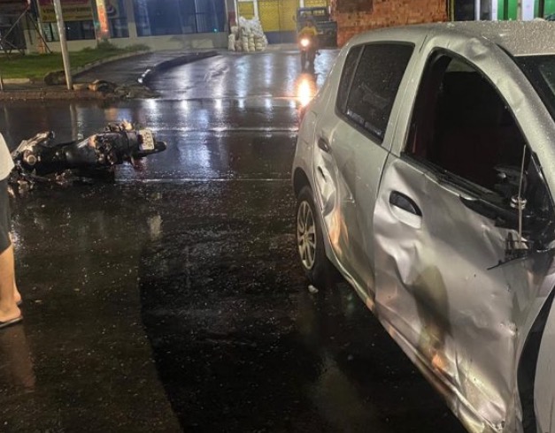 Entregador fica ferido durante colisão entre carro e motocicleta em Manaus 