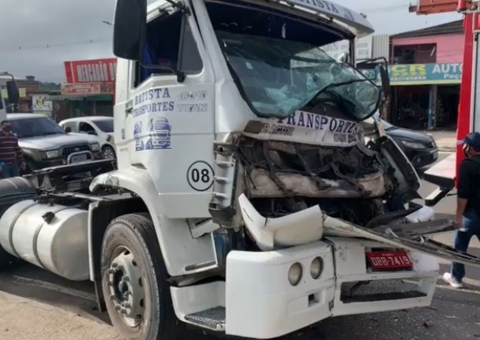 Motorista fica preso às ferragens após colidir com caçamba em Manaus