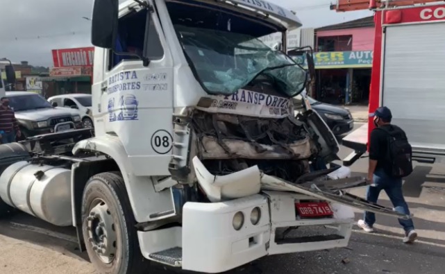 Motorista fica preso às ferragens após colidir com caçamba em Manaus