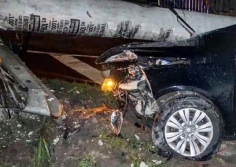Carro ‘leva’ poste de energia e fica destruído em Manaus; veja fotos
