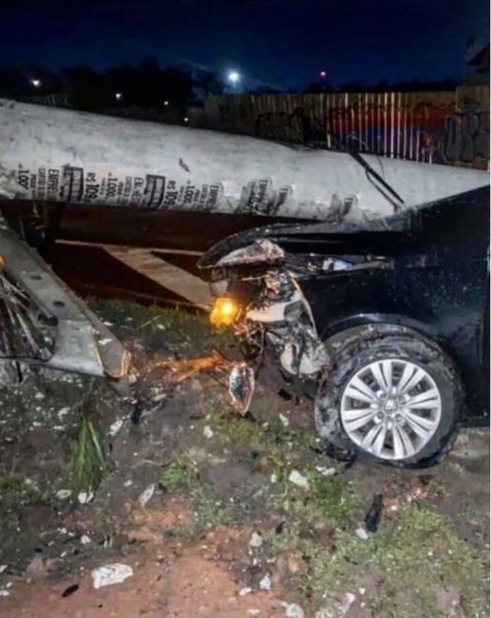 Carro ‘leva’ poste de energia e fica destruído em Manaus; veja fotos