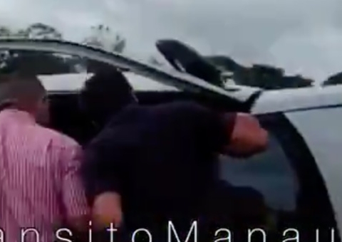 Carro tomba após motorista perder o controle em avenida de Manaus 