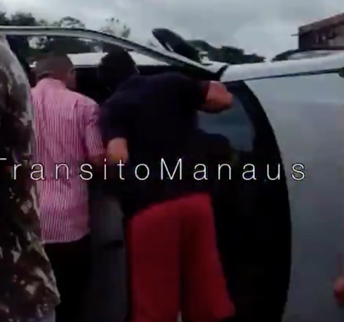 Carro tomba após motorista perder o controle em avenida de Manaus 