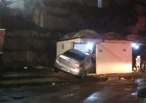 Carro desgovernado invade lanchonete e deixa dono do local ferido em Manaus