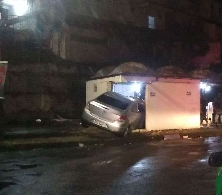 Carro desgovernado invade lanchonete e deixa dono do local ferido em Manaus