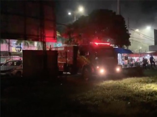 Bombeiros combatem princípio de incêndio em empresa de telefonia em Manaus