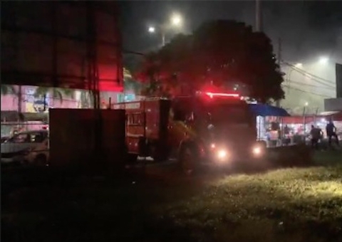 Bombeiros combatem princípio de incêndio em empresa de telefonia em Manaus