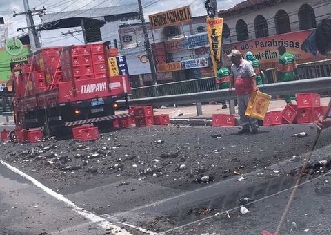 Carga de cerveja cai em avenida de Manaus e atrapalha trânsito