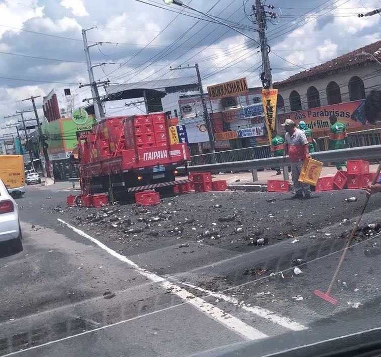 Carga de cerveja cai em avenida de Manaus e atrapalha trânsito