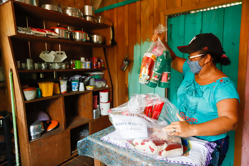 Prefeitura entrega cestas básicas em comunidade ribeirinha de Manaus