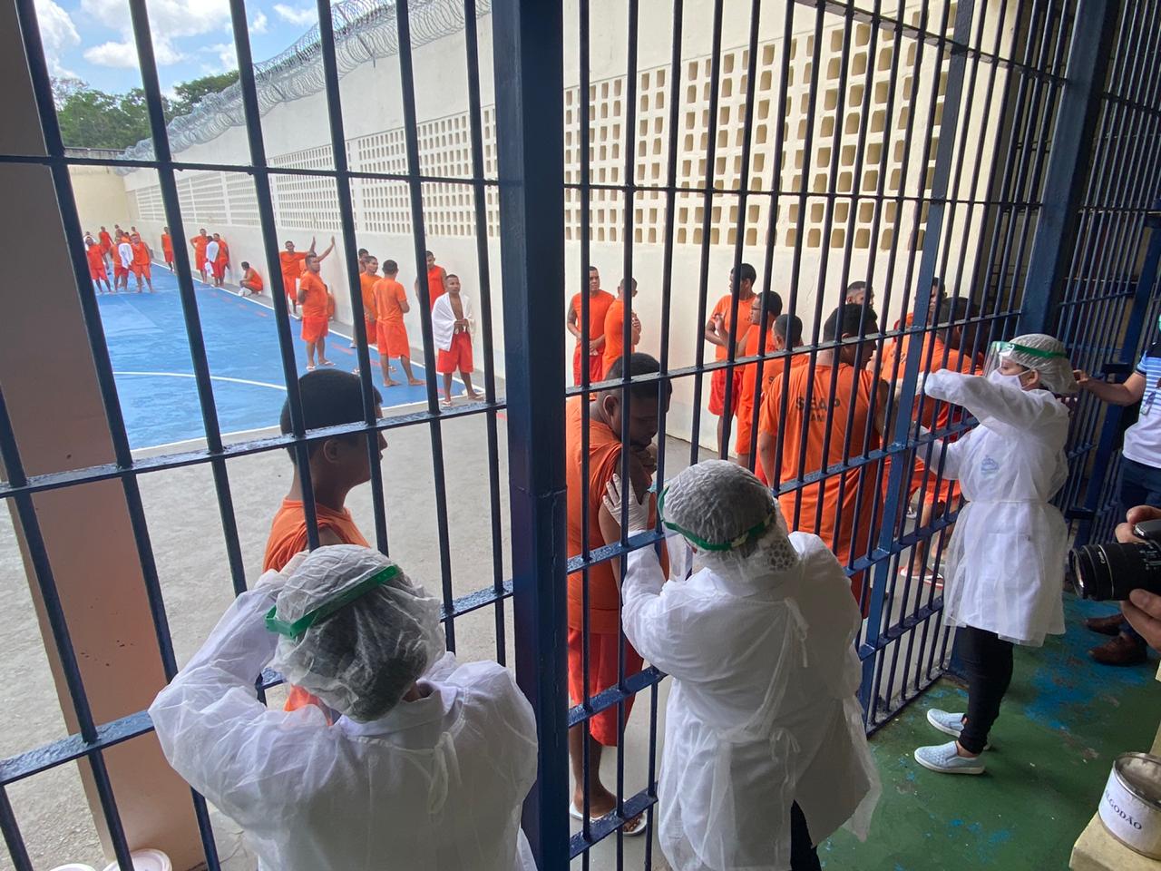 Detentos do Compaj recebem vacina contra sarampo e H1N1 em Manaus