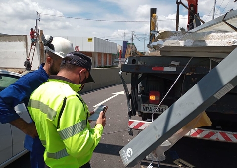 Agentes orientam trânsito no complexo da Constantino Nery