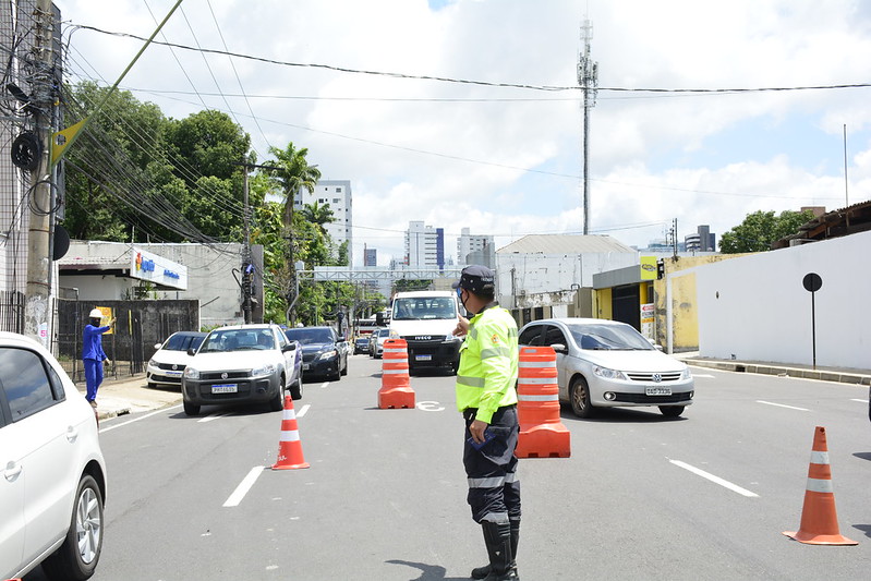 Agentes orientam trânsito no complexo da Constantino Nery