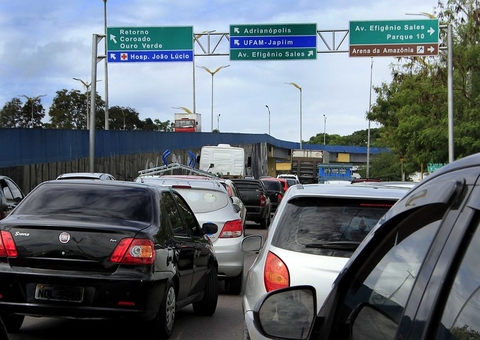 Acidente deixa motociclista ferido e trânsito parado em rotatória de Manaus