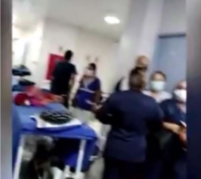 Funcionários do 28 de Agosto batem ponto ao lado de pacientes internados