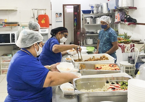 Usuários de cozinhas comunitárias têm programação de Natal em Manaus