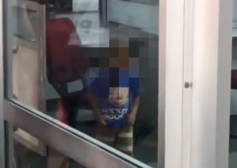 Criança fica presa dentro de agência bancária em Manaus; Vídeo