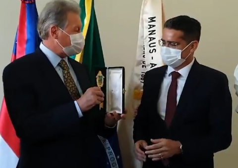 ‘Sensação de dever cumprido’, diz Arthur ao entregar chave a David