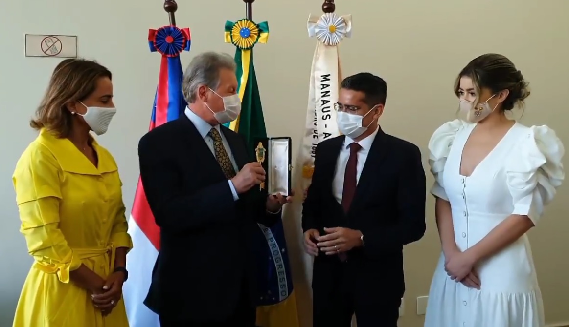 ‘Sensação de dever cumprido’, diz Arthur ao entregar chave a David