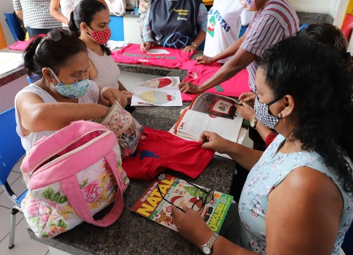 Centro de Convivência em Manaus oferece cursos de enfeites natalinos