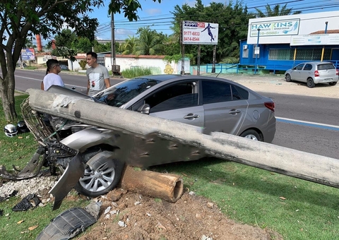 Motorista perde o controle e carro atinge poste em avenida de Manaus 