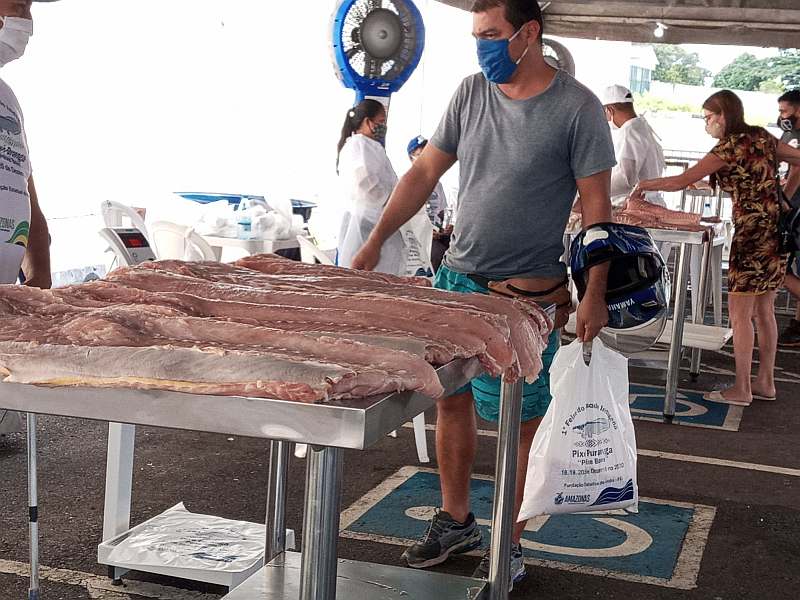 Feira do Pescado comercializa 20 toneladas de pirarucu em Manaus