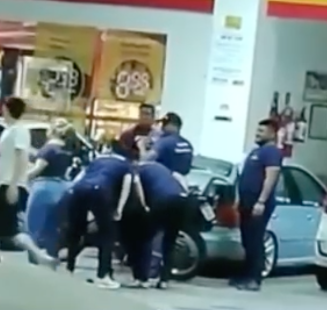 Sem máscaras, servidores do governo dançam funk aglomerados em fiscalização