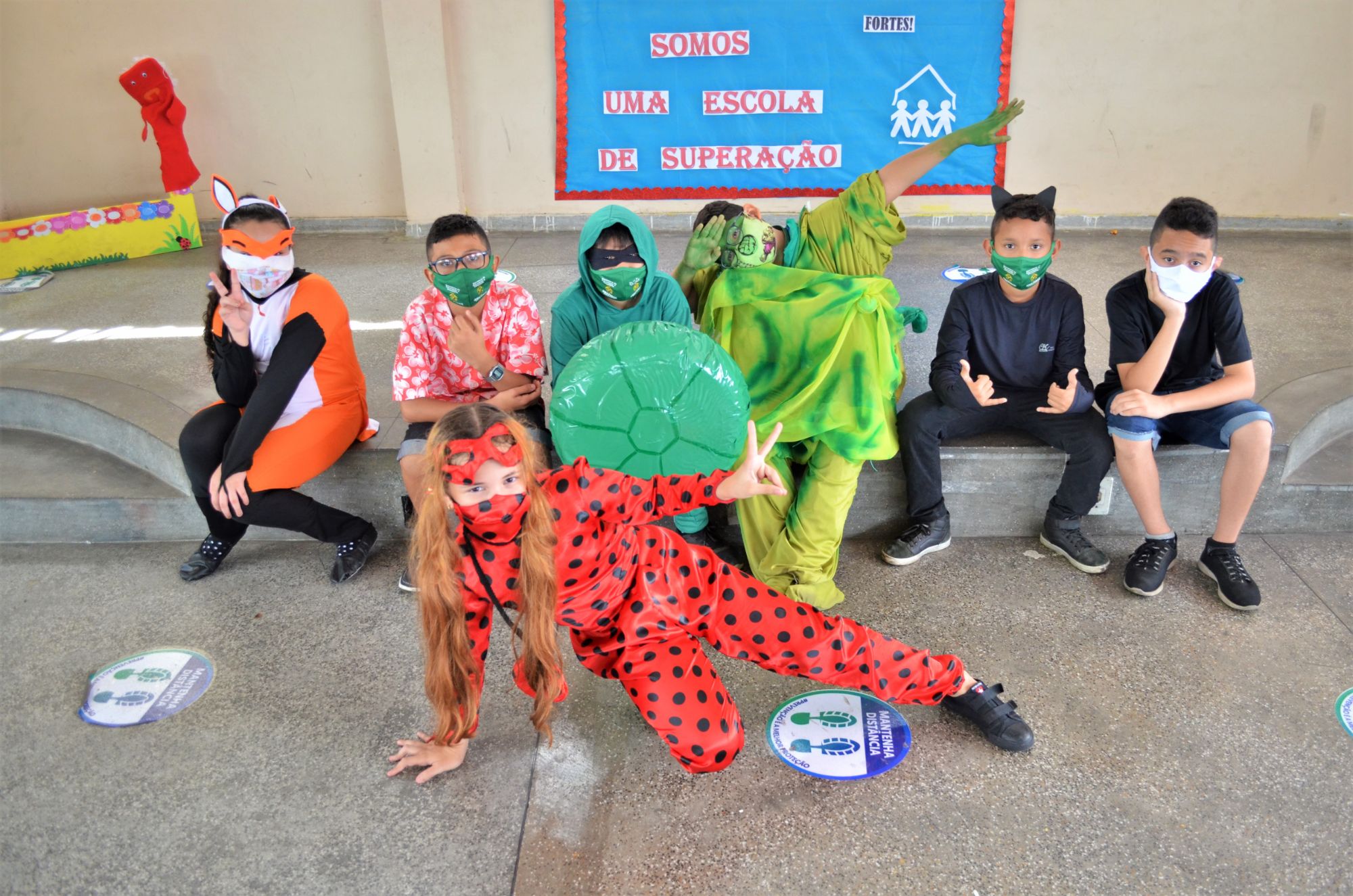 Fantasiados de heróis, alunos de escola em Manaus falam sobre coronavírus