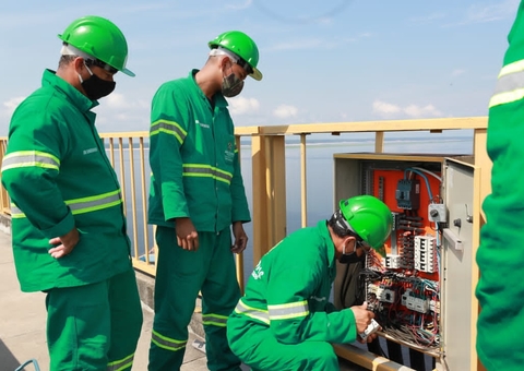 Seinfra faz serviços de iluminação na ponte Rio Negro, em Manaus