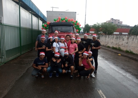 Amigos distribuem cestas básicas para famílias carentes em Manaus