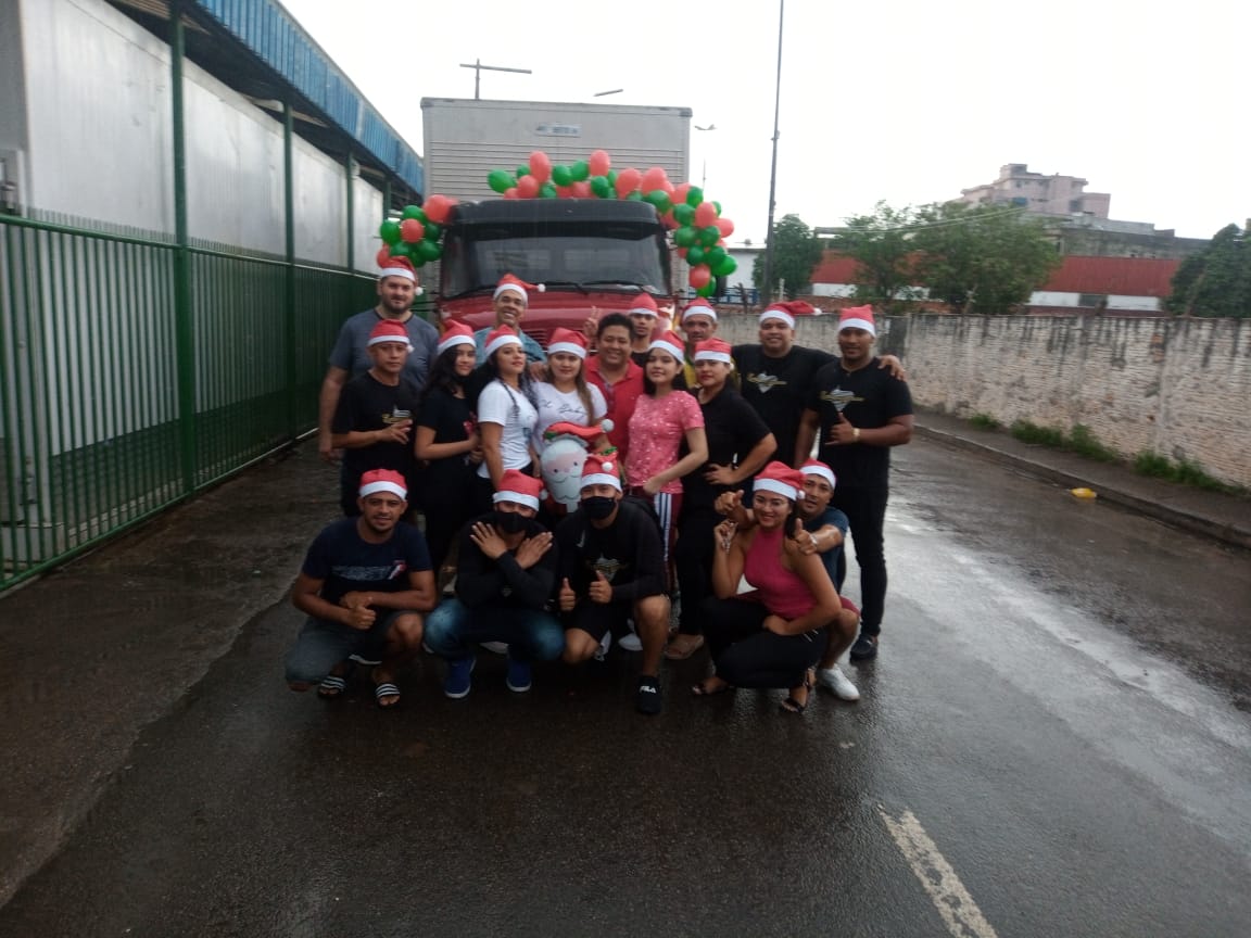 Amigos distribuem cestas básicas para famílias carentes em Manaus