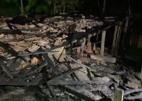 Família que perdeu casa em incêndio pede doações em Manaus