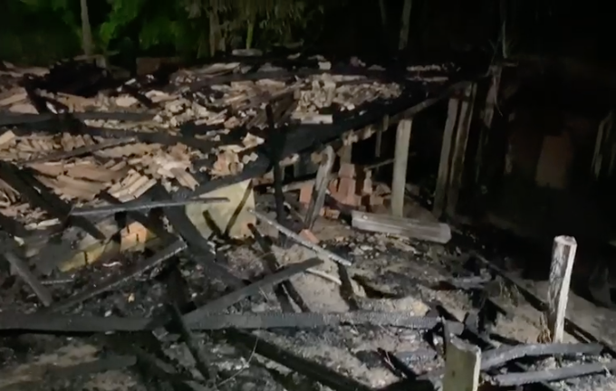 Família que perdeu casa em incêndio pede doações em Manaus