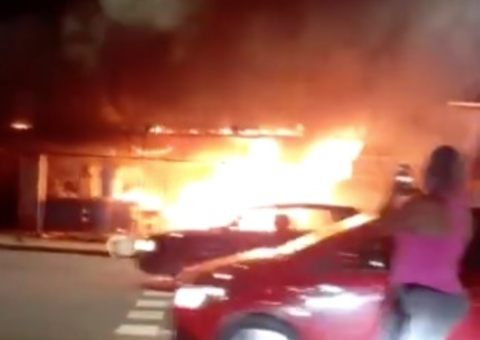 Comércio pega fogo em avenida de Manaus; Veja vídeo