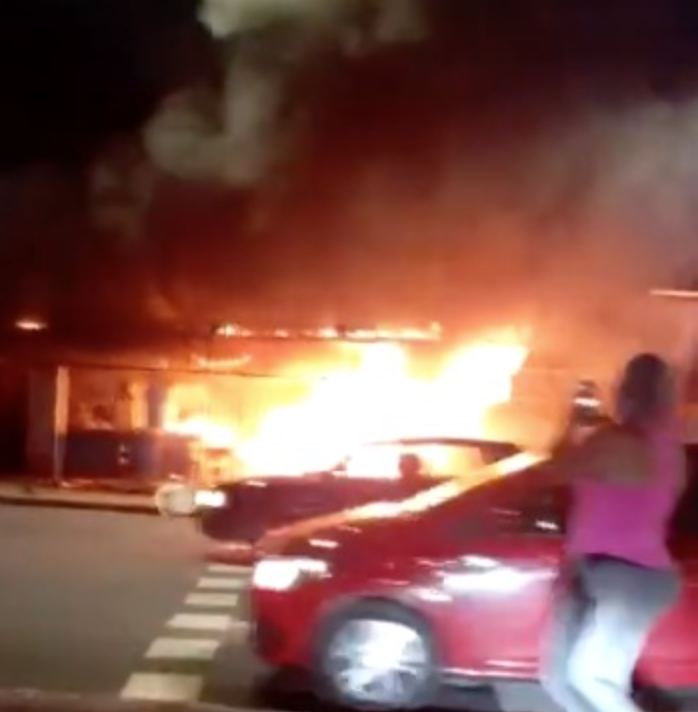 Comércio pega fogo em avenida de Manaus; Veja vídeo