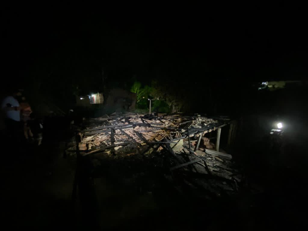 Vídeo: Casa é destruída por incêndio em Manaus