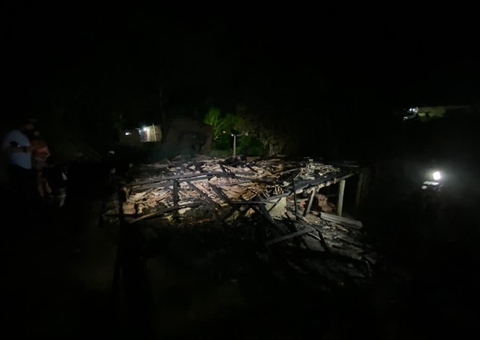 Vídeo: Casa é destruída por incêndio em Manaus