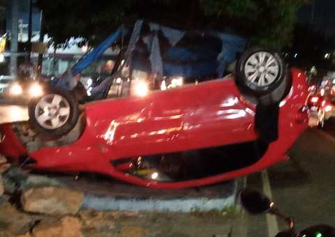 Motorista perde controle e carro capota em avenida de Manaus