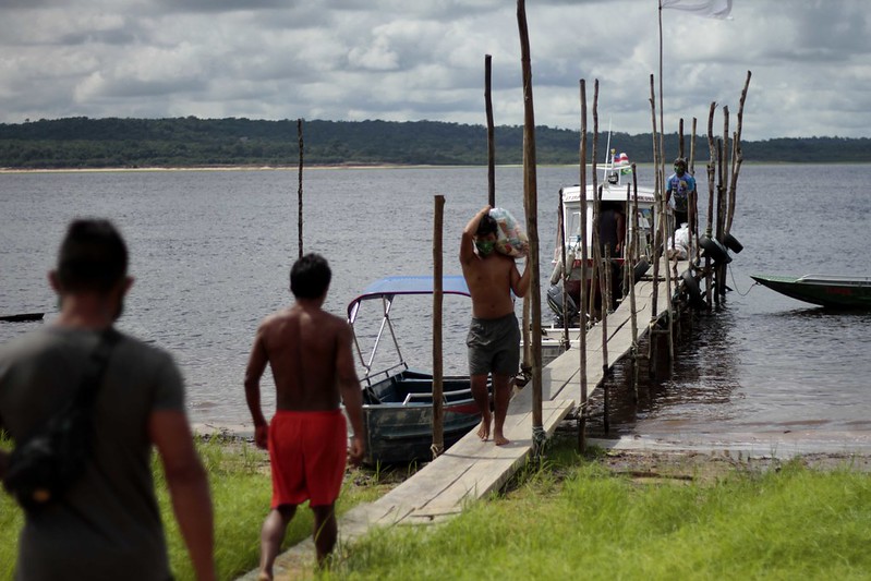 Indígenas de Tupé recebem cestas básicas da Abraço Solidário
