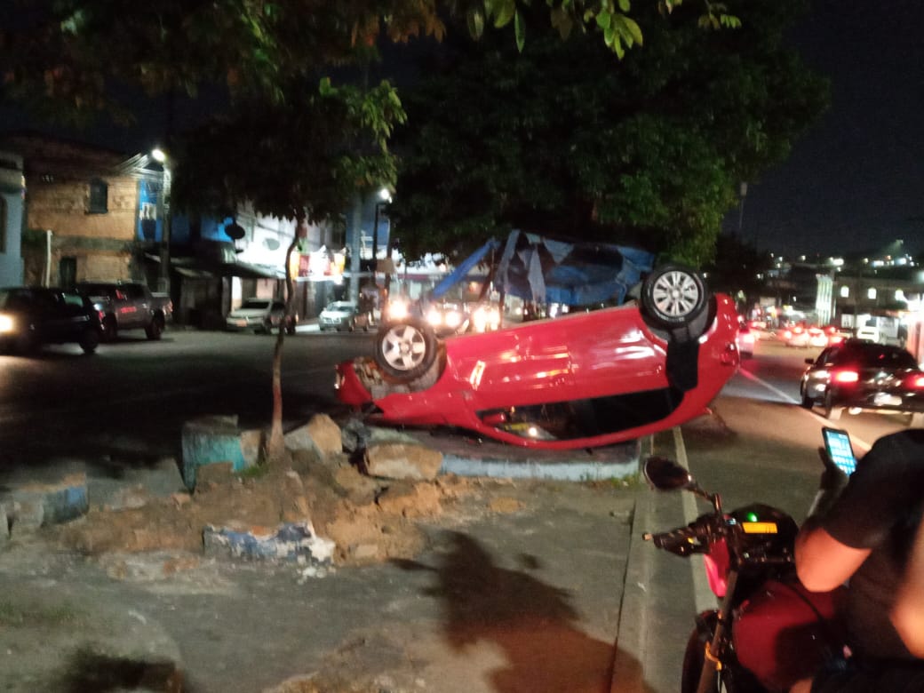 Motorista perde controle e carro capota em avenida de Manaus